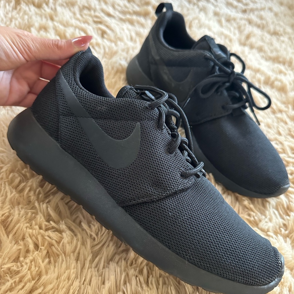 BLACK NIKE ROSHES - Picture 2 of 2